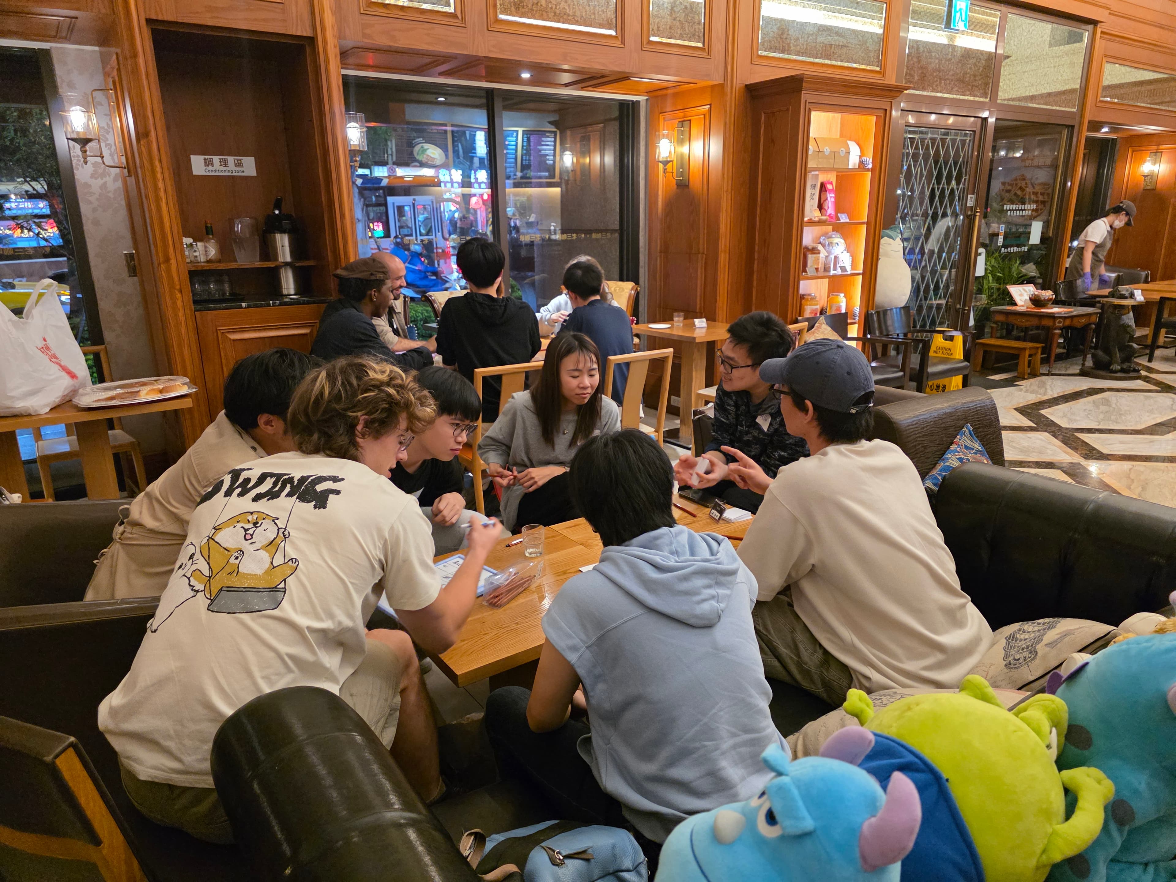 英語桌遊之夜 - 與英文母語的外國朋友們一起玩桌遊和猜單詞 — 3